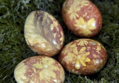 Jak zabarwić pisanki wielkanocne? Nie wyrzucaj tego do kosza! To sposób uwielbiany przez babcie