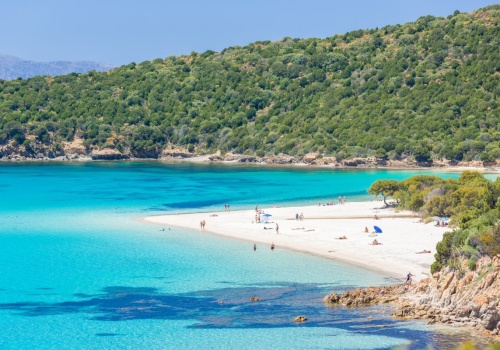 Najpiękniejsza plaża w Europie? Mówią o niej rajska wyspa. Skały i turkusowa woda zachęcają