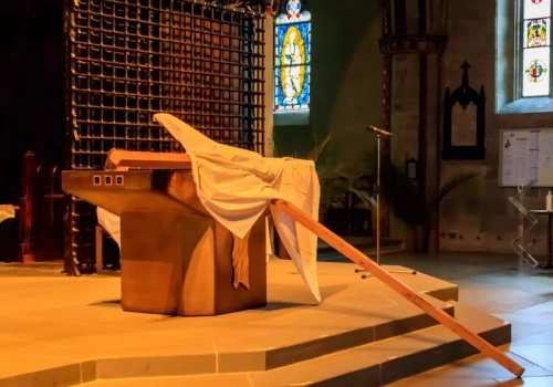 Czy w Wielki Piątek trzeba iść do kościoła? Co z postem w ten dzień?