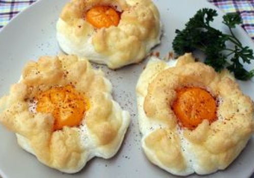 Wyglądają jak z drogiej restauracji, a kosztują grosze. Tak podane jajka są lżejsze niż omlet