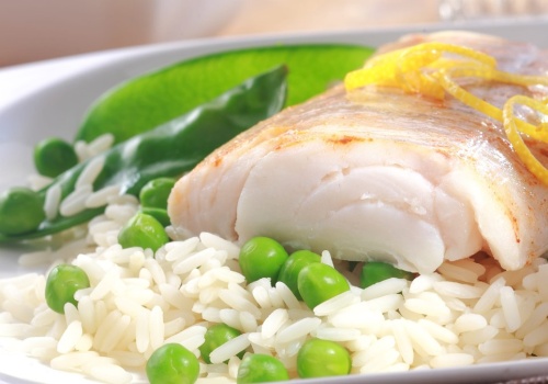 Pieczona polędwica z dorsza z groszkowym puree - przepis Mateusza Gesslera