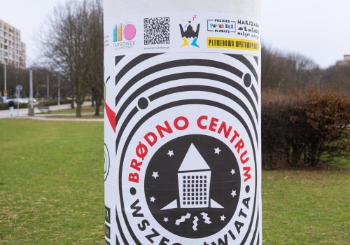 Spacer ze sztuką na Targówku. Odkryj galerię plakatów na słupach reklamowych