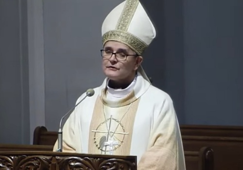 Arcybiskup Katowic obmył nogi migrantom z Nigerii, Indii, Pakistanu