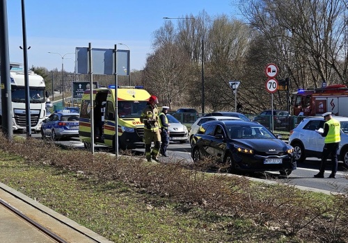 Groźna kolizja na Kortowie w Olsztynie. Ciężarówka uderzyła w osobówkę