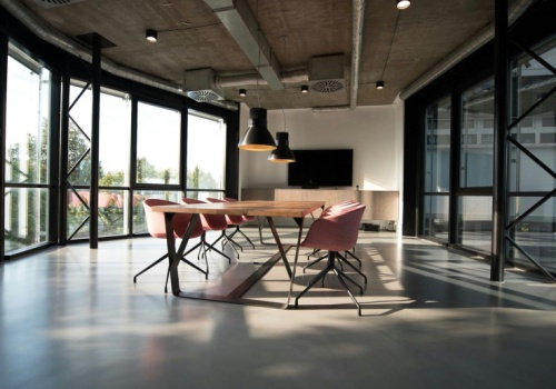 Open space i szkoła drażnią zmysły. Jak hałas wyklucza osoby w spektrum?