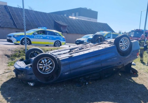 BMW dachowało koło Biedronki. 20-latek nie zapanował nad autem na łuku drogi krajowej