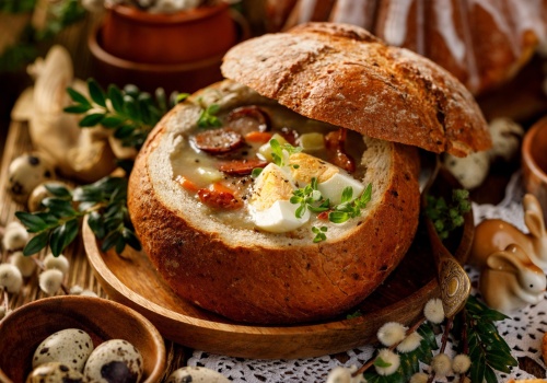 Co wybierasz: barszcz biały czy żurek wielkanocny? Różnią się jednym znaczącym składnikiem. Wypróbuj przepisy na te wielkanocne dania