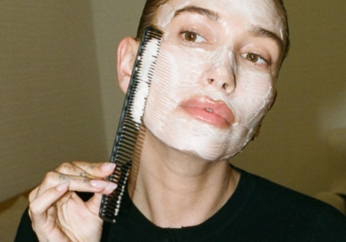 Krem nakładany na twarz grzebieniem? Eksperci ostrzegają przed nowym trendem w pielęgnacji wylansowanym przez Hailey Bieber