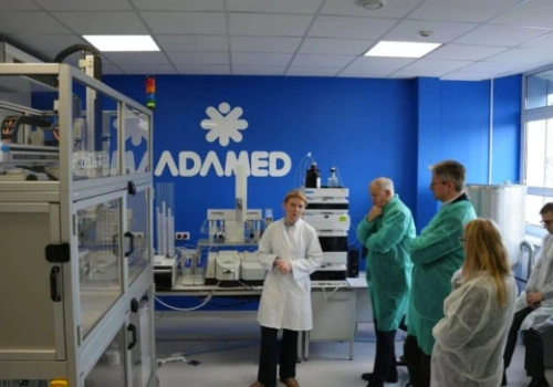 Przyszłość produkcji leków w UE. Europosłowie odwiedzili zakład Adamed w Pabianicach