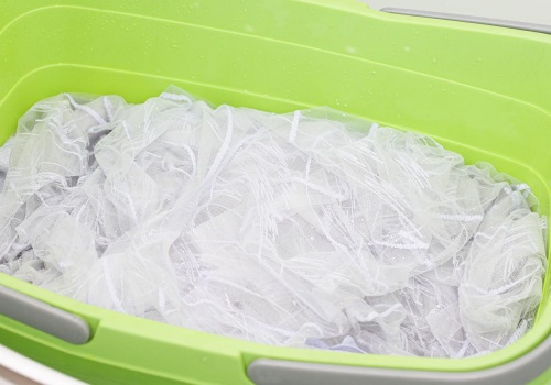 Firanki będą śnieżnobiałe. Weź produkt z kuchni i pilnuj temperatury