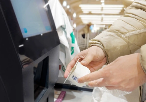 Kasa samoobsługowa będzie cię obserwować. Sklepy testują bat na złodziei