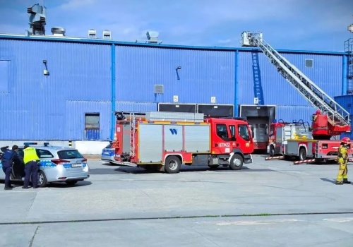 Włamywacze na dachu hali. Policja użyła podnośnika