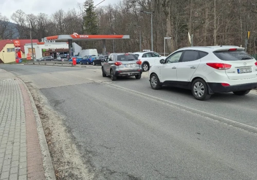 Niemcy i Czesi tankują teraz w Polsce. Przy stacjach ustawiają się wielkie kolejki