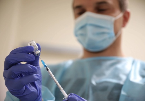 Krok po kroku, kto zawinił w sporze z Pfizerem. Szerokie tło zamówień na szczepionki