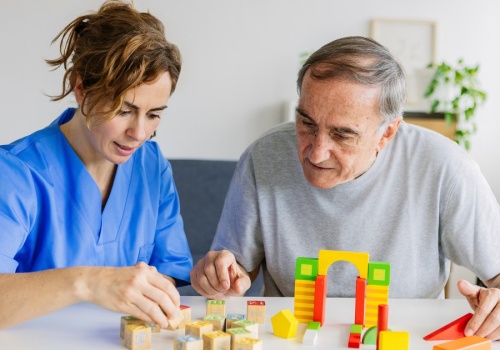 Ten objaw demencji długo ignorowano. Pojawia się szybciej niż utrata pamięci