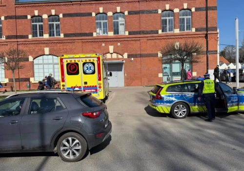 Ukradł buty, potknął się podczas ucieczki i wpadł na samochód