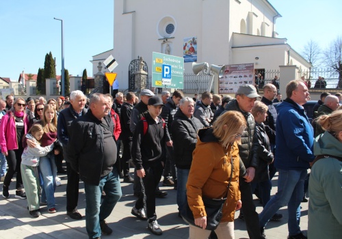 Drogą Królów na Święty Krzyż. Setki wiernych w wyjątkowym misterium