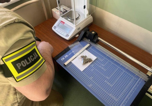 Spowodował kolizję z autami i uderzył w mury klasztoru. Miał narkotyki