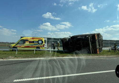 Kraksa na S-1. Wojskowa ciężarówka przewrócona na bok. Utrudnienia w obu kierunkach