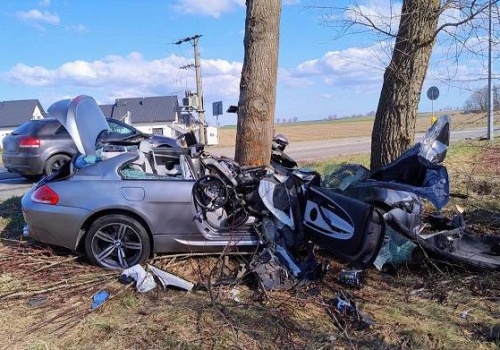 Dwa wypadki w powiecie lęborskim. 81-latek stracił przytomność za kierownicą, BMW na drzewie