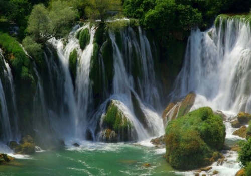 Wodospady Kravica na rzece Trebizat. Rajskie kąpielisko w południowej Bośni