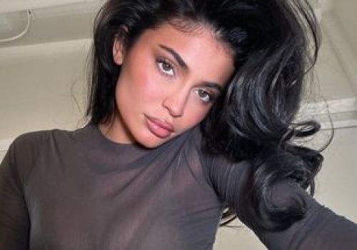 Pokazała flower gem nails. Alternatywa dla minimalistycznego manicure'u na wiosnę