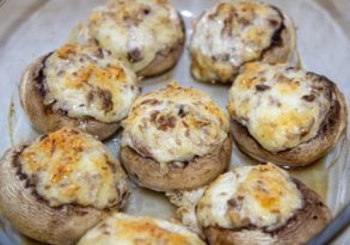 Zamiast faszerować jajka, sięgam po pieczarki. Ze stołu znikają z prędkością światła