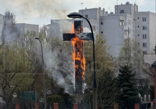 Dramat w Wielki Piątek. Płonie drewniany 17-metrowy Krzyż Papieski na Mokotowie! Trwa akcja gaśnicza