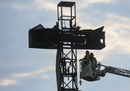 Spłonął historyczny krzyż w Warszawie! Był związany z Janem Pawłem II