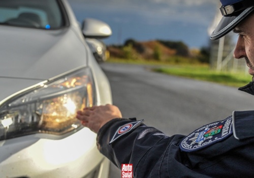 Takich kierowców widać codziennie. Dalej nie wiedzą, jak używać świateł