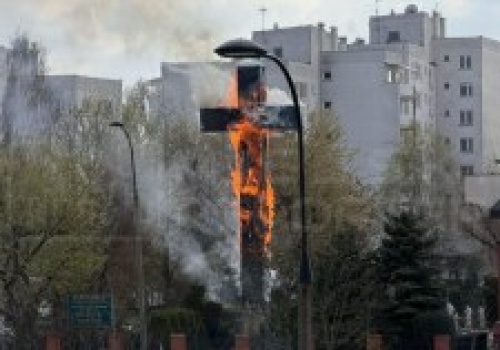 Pożar wielkiego krzyża papieskiego w Warszawie