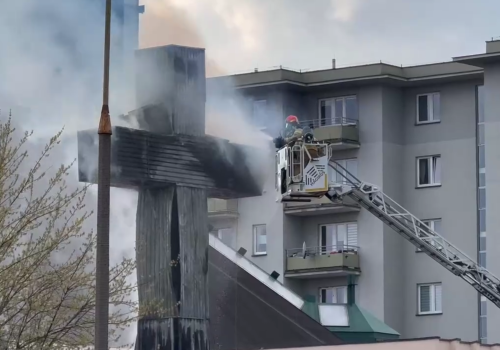 Pożar krzyża przed kościołem w Warszawie