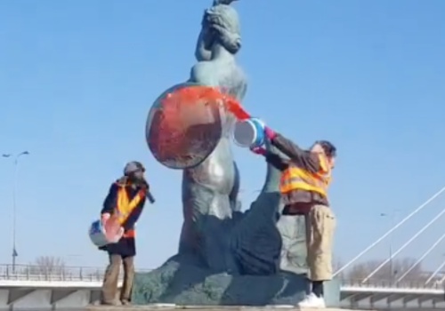 Sąd wydał wyroki za oblanie Syrenki czerwoną farbą: po pół roku prac społecznych i 33 tysiące złotych kary (choć czyszczenie kosztowało 360 tysięcy)