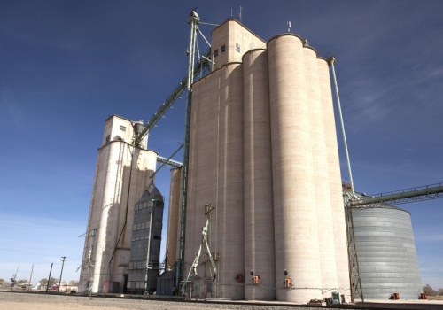 Potężna eksplozja pyłu zbożowego w elewatorze. Jedna ofiara śmiertelna i troje rannych