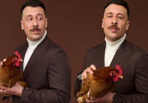 Avi pozuje z kurami – wspiera tą samą inicjatywę co Słoń