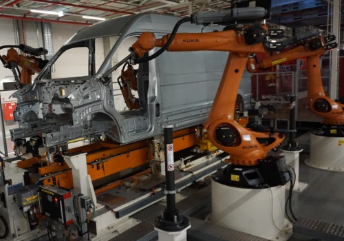 Drony i pojazdy opancerzone zamiast Porsche czy Mercedesów. Motoryzacja szuka ratunku w zbrojeniówce