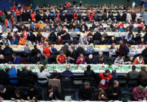 Kilka tysięcy samotnych i ubogich zasiądzie do śniadań wielkanocnych Caritasu