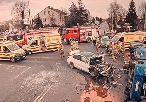 Wypadek z udziałem miejskiego autobusu. Osiem osób poszkodowanych