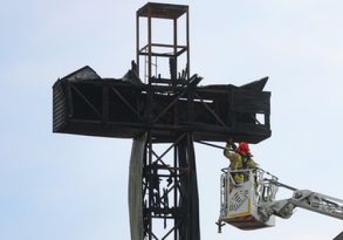 Pożar krzyża w Warszawie. Proboszcz parafii przekazał, co dalej