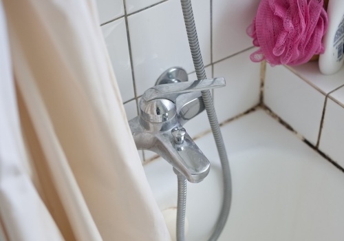 Jak szybko umyć łazienkę? Idealny patent na Wielkanoc. Ten domowy sposób działa w kilka minut