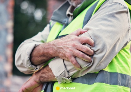 Pierwsze objawy zapalenia stawów. Tych sygnałów nie ignoruj