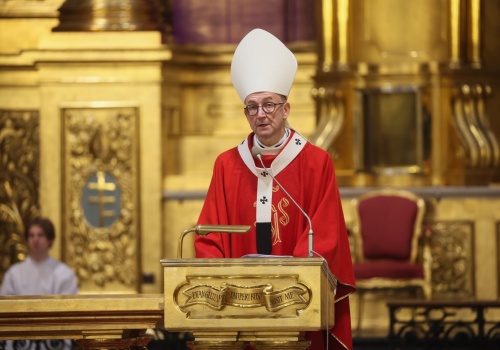 Abp Galbas w Wielki Piątek: świat jest w ręku Boga, a nie przypadku
