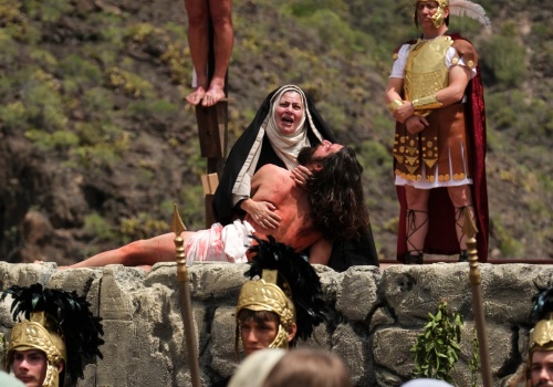 Procesje, misteria męki Pańskiej, drogi krzyżowe. Wielki Piątek w Hiszpanii