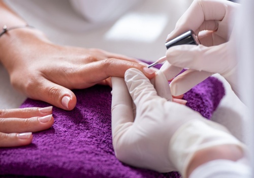 Verbena nails będą teraz ultra modne. Trzeba je zobaczyć z bliska!