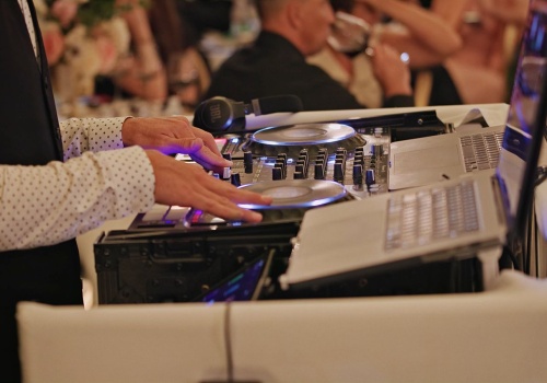 W jedną noc zarabia więcej niż w miesiąc na etacie. Ta branża w Polsce przeżywa boom, chętnych nie brakuje