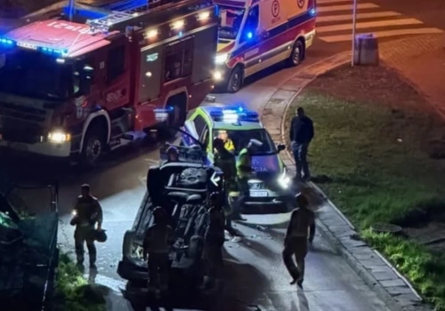 Samochód dachował na ulicy Towarowej. Droga jest zablokowana