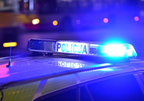 Dramat w Kępicach. Auto wpadło do rzeki. Jedną osobę reanimowano