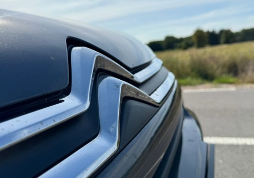 Powraca francuska legenda z żandarmów z Saint-Tropez. Szybko zapomnicie o Renault 5