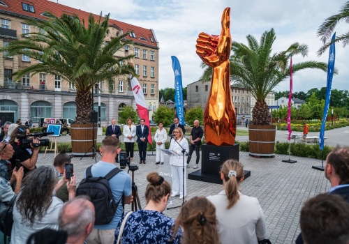 Toaleta w polu, siłownia na bagnach, 
