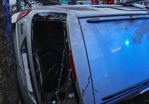 Dachowanie auta w Młynku! Samochód na boku, jedna osoba trafiła do szpitala